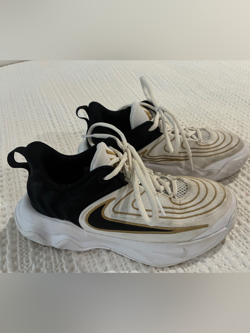 Nike Kid’s Grade School Immortality 4 Basketball Sneakers -size 2